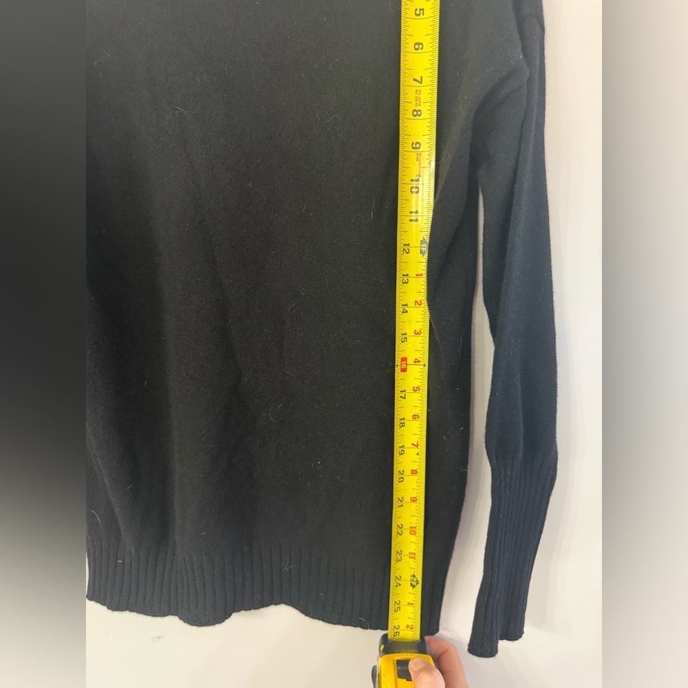 J. McLaughlin Women’s XS (measures larger) pure black roll neck cashmere sweater - Picture 6 of 7